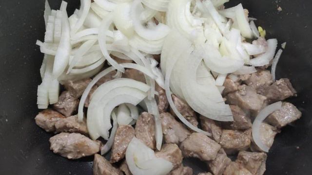 Свинина тушёная с маринованными огурцами