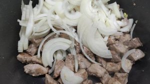 Свинина тушёная с маринованными огурцами