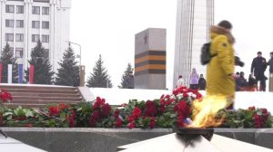 В Самаре на площади Славы состоялась торжественная церемония возложения цветов к Вечному огню