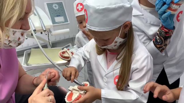 Мастер-класс для детей по гигиене в Сети клиник "Ваш Стоматолог" смотреть онлайн