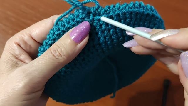 ЗИМНЯЯ, ТЕПЛАЯ ШАПОЧКА КРЮЧКОМ. Шапка для начинающих, подробное видео. смотреть онлайн