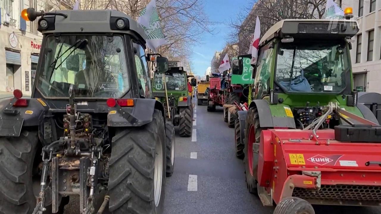 Французские фермеры вывели около полусотни тракторов на центральную площадь Марселя