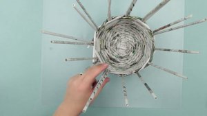 Корзинка из газетных трубочек своими руками