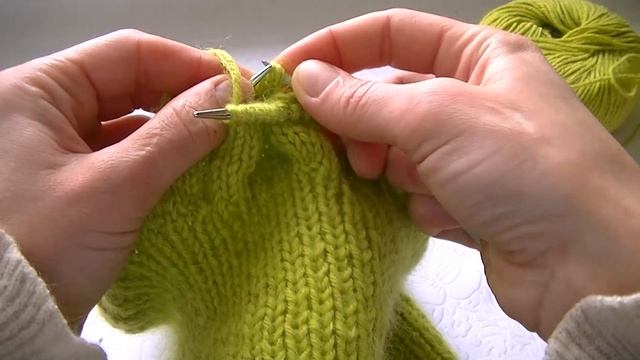 Вяжем шапку с косами. смотреть онлайн