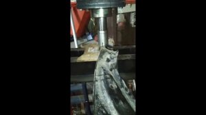 Nissan Leaf: Процесс замены шаровой опоры в рычаге на прессе