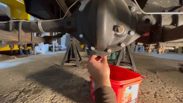 Willys Jeep Rear Axle [DANA 41] REMOVAL *hammer may by required* смотреть онлайн