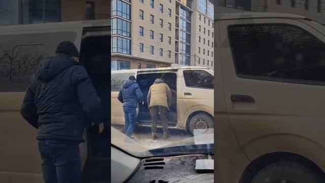 Ну а в Харькове все по прежнему, от добровольцев нет отбоя.