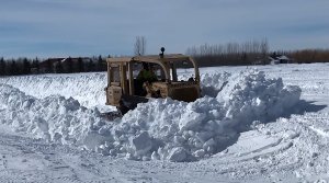 Расчистка снега на бульдозере Cat D7 1961 года с мощностью 170 л.с.