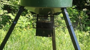 HOW TO ATTRACT DEER DURING THE DAYLIGHT USING A FEEDER !!! HUNT BIG BUCKS !!!