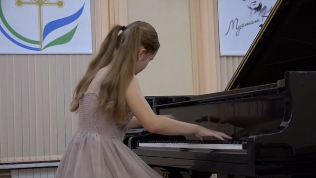 Играет Анастасия Логинова (13 лет).  А.Бородин ."В монастыре"
