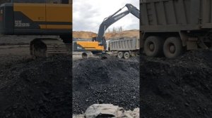 Экскаватор. Погрузка угля с боку.