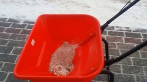 Ручной пескоразбрасыватель