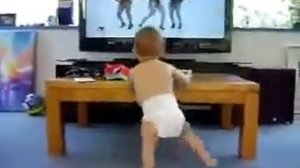 парень танцует