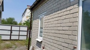 Генеральная уборка во дворе в частном доме