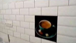 Фартук экран на кухне. Плитка «Metrotiles» 10х20 см. Декор - картины на стекле. из Леруа Мерлен