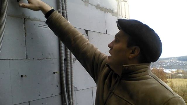 Монтаж электрической проводки на улице.