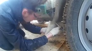 устанавливаем трэшовый брызговик из линолиума на ниву