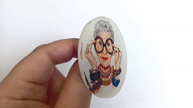 Брошь Модная бабушка акриловая