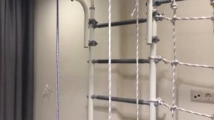 Шведская стенка крепление в распор с сеткой для лазания
