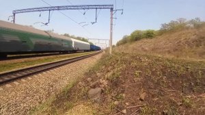 Электровоз 3ЭС5К-805 "Ермак" со смешанным грузовым поездом следует на жёлтый сигнал светофора.