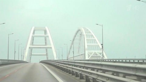 На Крымском мосту возобновили движение после остановки для проведения ремонтных работ