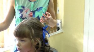 Красивая прическа для девочки на выпускной в детском саду. Укладка на длинные волосы.