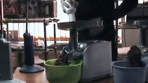 Сравнение мясорубок Kenwood VS Redmond