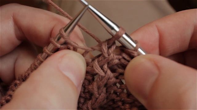 Регланная линия из скрещенных лицевых на изнаночной глади | Вяжем реглан снизу вверх