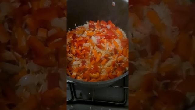 тушёная капуста с копчёной курочкой, овощами и рисом.
