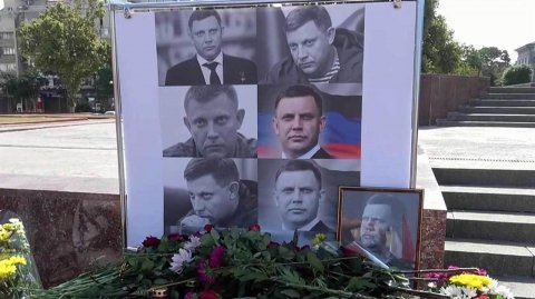 Сотни людей пришли на центральную площадь Симферополя, чтобы почтить память Александра Захарченко