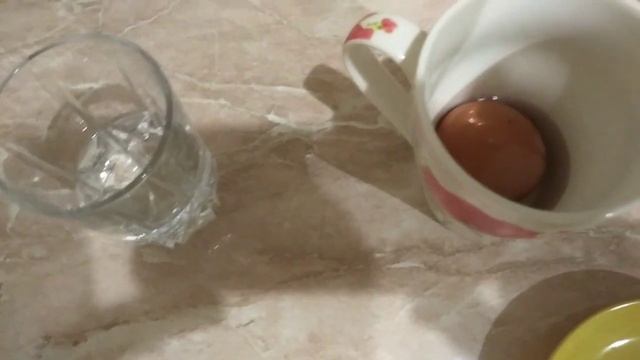 Как быстро почистить сваренное свежее яйцо от скорлупы.  Лайфхак. Помощь на кухне