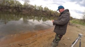 Ловлю плотву и язей пиккером на реке.Неожиданная встреча с нахлыстовиком.Рыбалка в пензе.