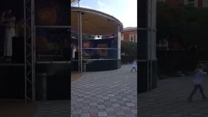 Девочка танцует под песню "Птица счастья завтрашнего дня"