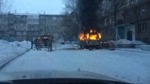 Горит авто в Ангарске 17 микр., дом 6