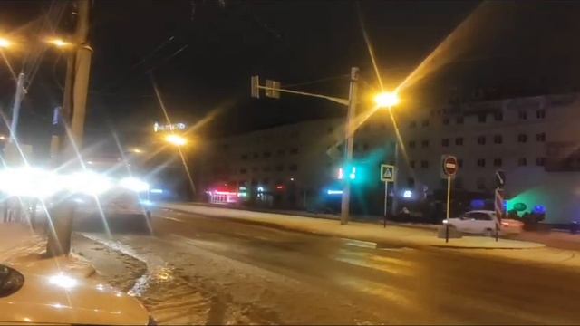 ? Всю ночь коммунальщики Ставрополя расчищали и посыпали дороги и тротуары.