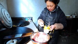 天氣太冷，媳婦想吃餃子，一家人一起忙碌著 | The weather is too cold, want to eat dumplings, the family is busy together