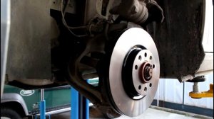 Peugeot 407  1,8  Пежо 407 2005 года Замена передних тормозных дисков и колодок