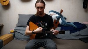 Как держать балалайку