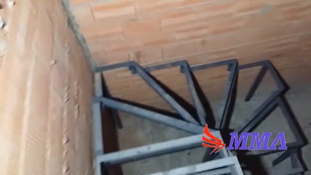 Лестница на второй этаж в частном доме или квартире. Дизайн лестницы.