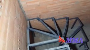 Лестница на второй этаж в частном доме или квартире. Дизайн лестницы.