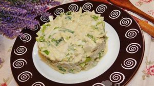 Салат с курицей, яблоками и огурцами