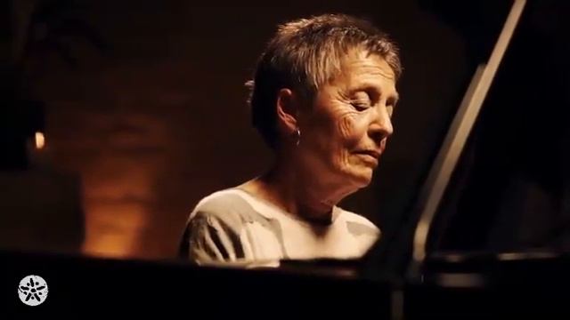 Clair de lune - Suite Bergamasque, L. 75: lll. Claude Debussy | Maria João Pires смотреть онлайн
