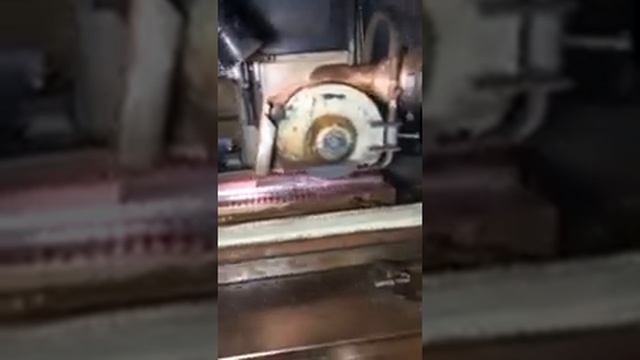 Плоскошлифовальный станок в работе