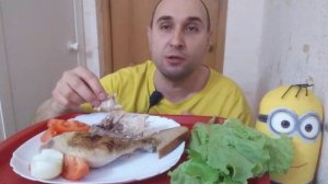 Мукбанг/обжор/жареная курица, листовой салат/помидоры, лук, чёрный хлеб/