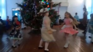 НОВОГОДНИЙ ХОРОВОД// МЫ СЕЙЧАС ПОЙДЁМ НАЛЕВО// 2 КЛАСС