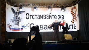 Вика Цыганова рвет бандеровский флаг