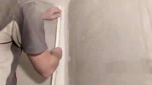 Монтаж углоформирующей ленты на внутренний угол - снято на видео