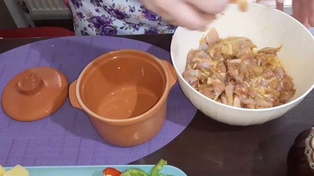 Вкусное блюдо в горшочке!Очень быстро и полезно.