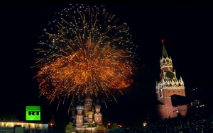 Лучшие моменты праздничных салютов в день 70-летия Победы в городах России 