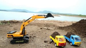 Машинки возят грязь и камни